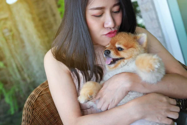 Mujer abrazando amor pomeranian perro lindo mascotas — Foto de Stock