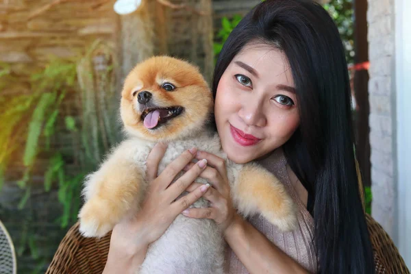 Mujer abrazando amor pomeranian perro lindo mascotas — Foto de Stock