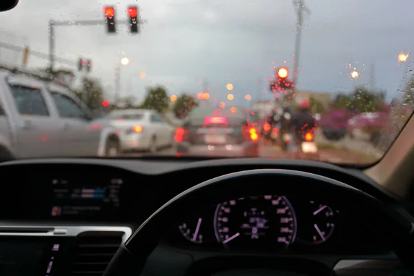 Voiture de conduite sur la route urbaine, embouteillage dans le jour de pluie — Photo