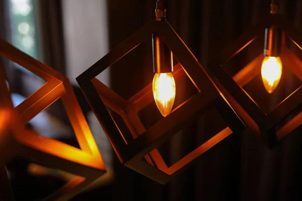 Luz quente na lâmpada da decoração de design de interiores moderna em casa — Fotografia de Stock