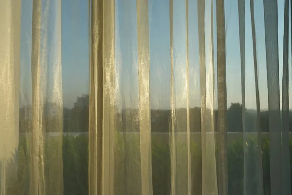 Pencerede beyaz perde ile sabah güneş ışığı — Stok fotoğraf