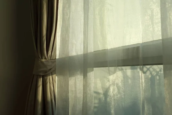 Сонячне світло вранці через білу завісу на вікні — стокове фото