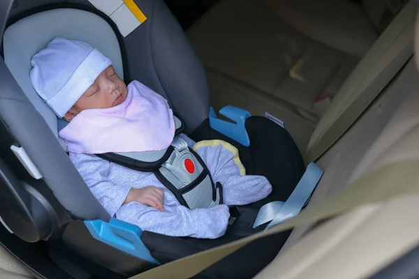 Bayi lucu yang baru lahir tidur di sabuk pengaman mobil terkunci — Stok Foto