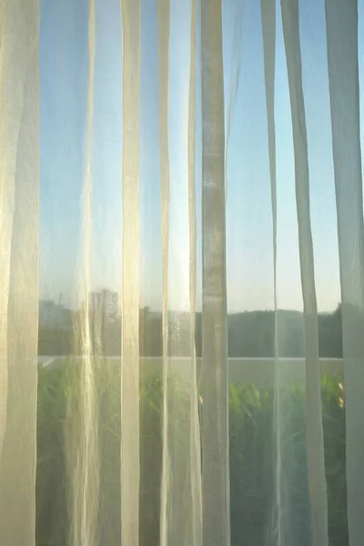 Pencerede beyaz perde ile sabah güneş ışığı — Stok fotoğraf