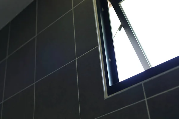 Відкрити маленьке скляне вікно у ванній кімнаті — стокове фото