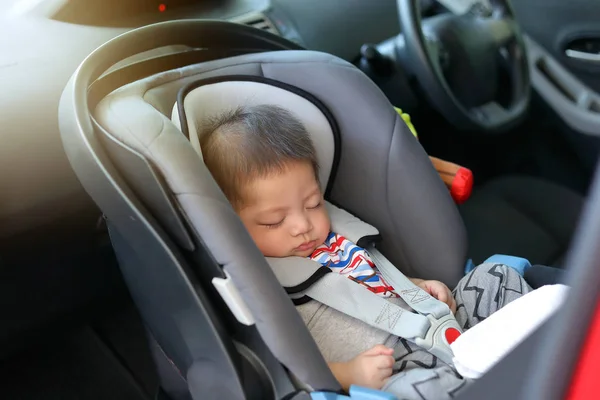 Cute bayi laki-laki tidur di sabuk pengaman mobil perlindungan kunci sabuk pengaman — Stok Foto