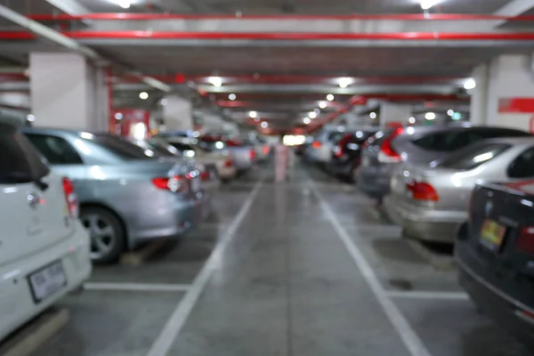 Subterrâneo do parque de estacionamento no edifício de negócios, imagem borrão — Fotografia de Stock