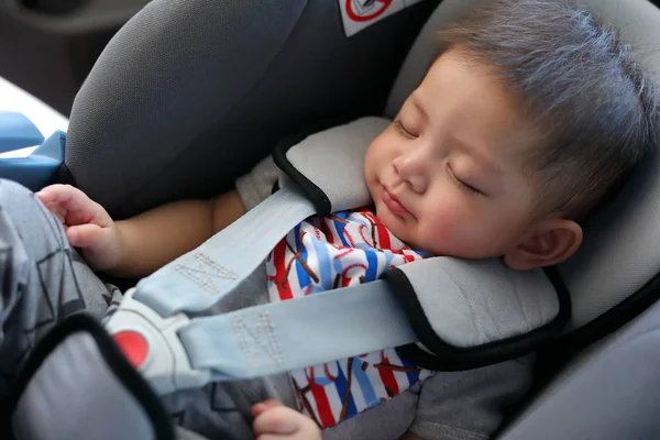Cute bayi laki-laki tidur di sabuk pengaman mobil perlindungan kunci sabuk pengaman — Stok Foto