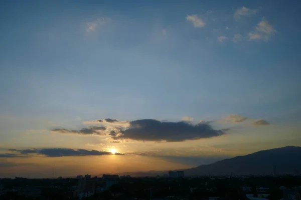 Belo céu pôr do sol dramático acima do horizonte da cidade — Fotografia de Stock