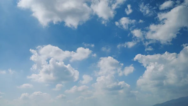 Nuvem branca macia no céu azul claro — Fotografia de Stock