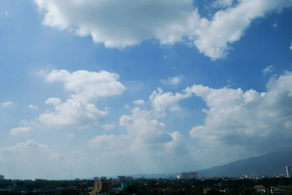 Awan putih di langit biru yang cerah di atas langit kota — Stok Foto