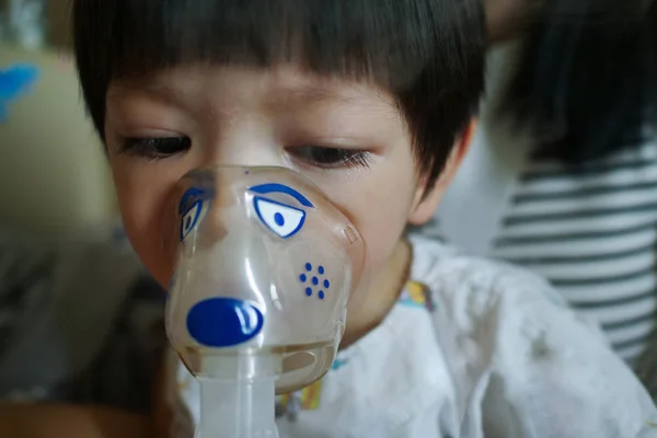 Nebülizör maske makinesi kullanan bebek — Stok fotoğraf