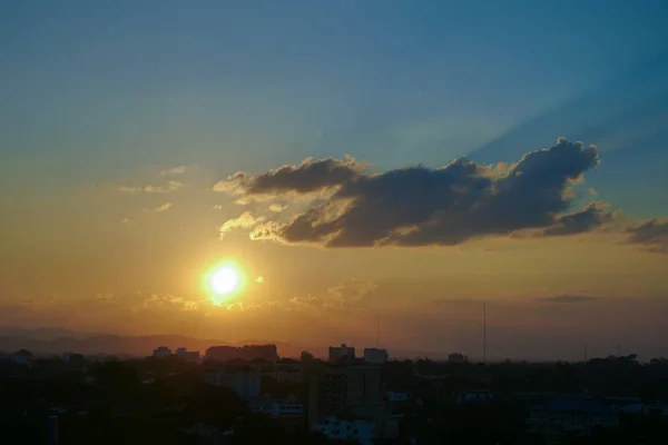 Όμορφο ηλιοβασίλεμα ουρανό πάνω από την πόλη — Φωτογραφία Αρχείου