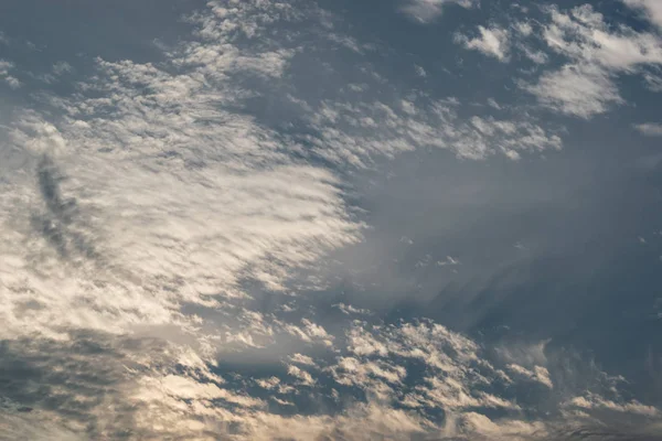 Luz solar na nuvem céu temperamental dramático — Fotografia de Stock
