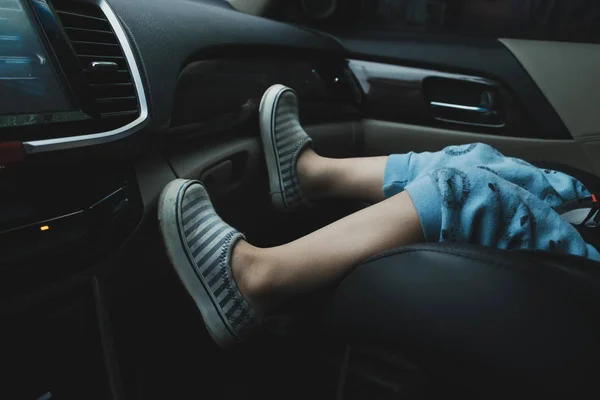 車の前部座席に座っている子供 — ストック写真