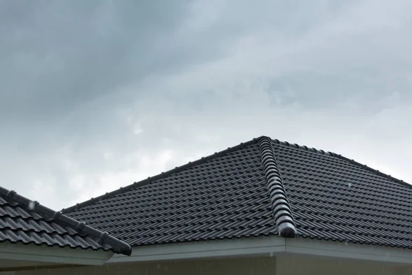 Chuva tempestade despeje na telha do telhado preto da casa residencial — Fotografia de Stock