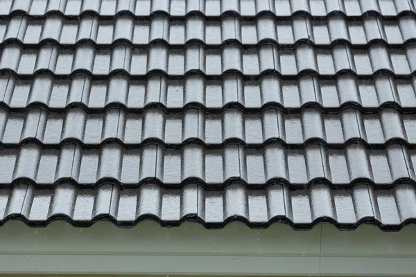 Lluvia lluvia aguacero sobre azulejo techo negro de la casa residencial —  Fotos de Stock