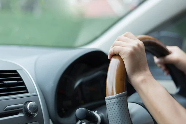 Perempuan Tangan Memegang Kendali Kemudi Mengemudi Mobil Jalan Perjalanan Pagi — Stok Foto