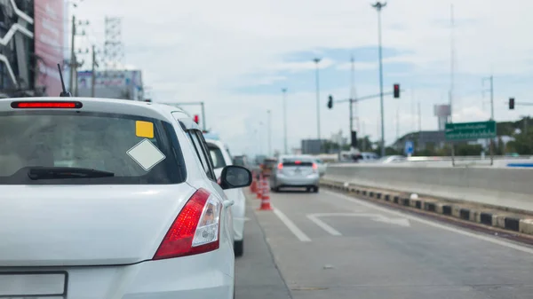 Auto op de weg verkeer jam met blanco teken sticker op rug — Stockfoto