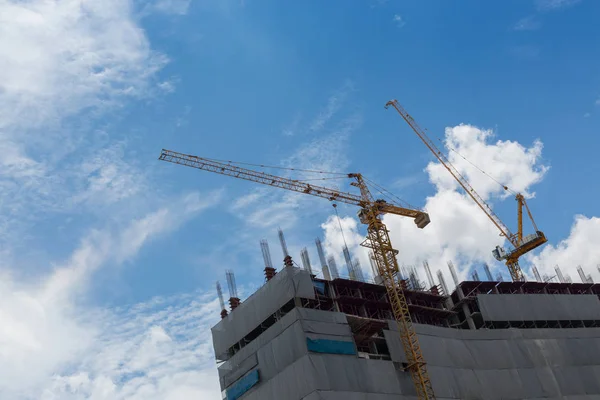 Construção indústria de construção de guindastes, arranha-céus na cidade — Fotografia de Stock