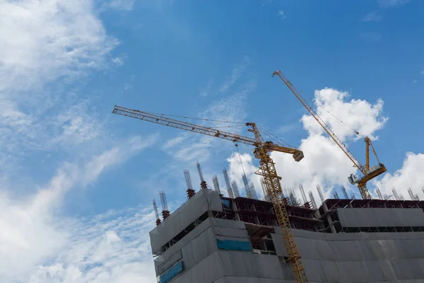 Constructie kraanbouw industrie, wolkenkrabber in de stad — Stockfoto