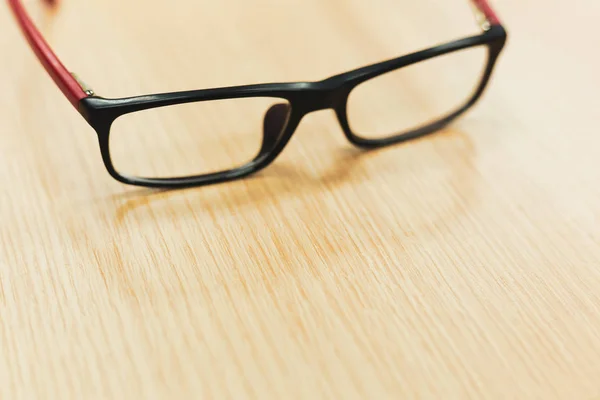 Gafas graduadas en mesa de madera oficina — Foto de Stock