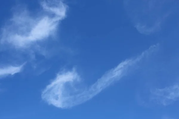 Forma de nube blanca pipa cigarrillo y humo en el cielo azul —  Fotos de Stock