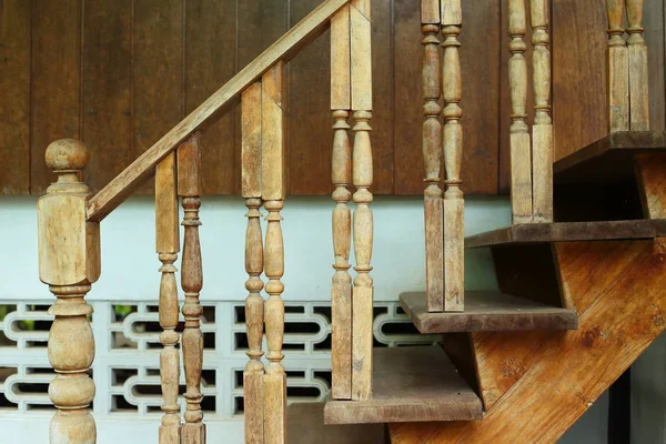 楼梯的木制栏杆和栏杆雕刻设计 — 图库照片