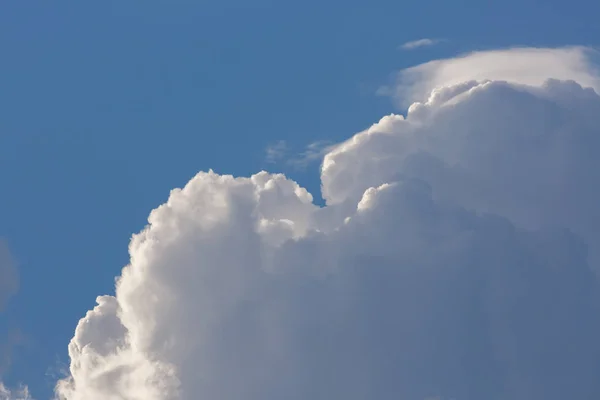 Berbulu putih awan di atas langit biru yang cerah — Stok Foto
