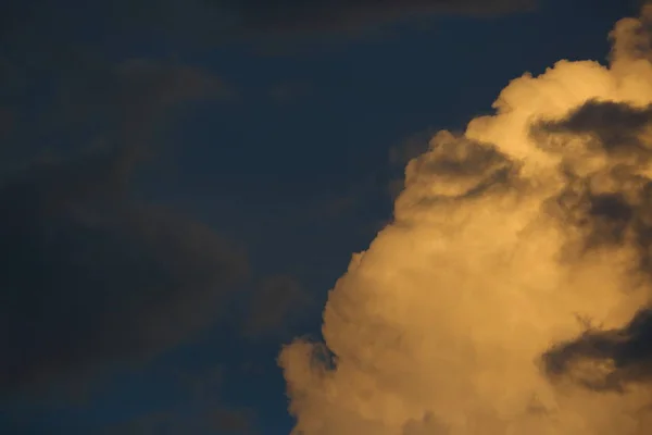 Nube en fondo dramático cielo atardecer — Foto de Stock