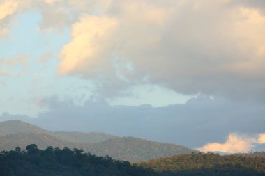 dökmeyen dağın üzerinde gökyüzünde kabarık sis bulutu