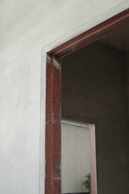 İnşaat sektöründe ahşap kapı çerçevesi