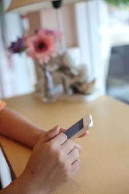 Cep telefonunda uygulama interneti kullanan kadın