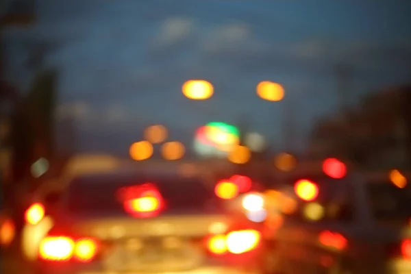 Semáforo del coche de conducción en la calle de noche de la ciudad — Foto de Stock