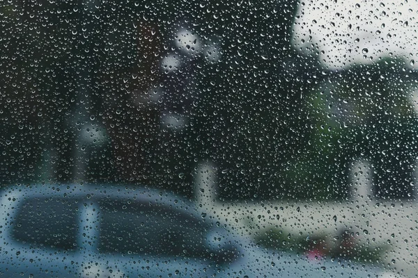 Atasco de tráfico en el mal día lluvioso, gota de lluvia en el coche ventana —  Fotos de Stock