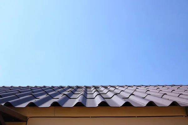 住宅の黒い屋根のタイルの上 — ストック写真