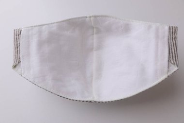 Kumaş maskeli el yapımı kumaş kumaştan kumaş kumaş, kumaş muslin yumuşak tekstil, beyaz arka planda nesne.