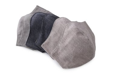 Satılık kumaş pamuktan el yapımı yüz maskesi yığını, beyaz arkaplanda izole nesneler