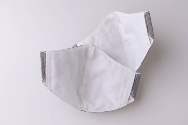 Kumaş maskeli el yapımı kumaş kumaştan kumaş kumaş, kumaş muslin yumuşak tekstil, beyaz arka planda nesne.