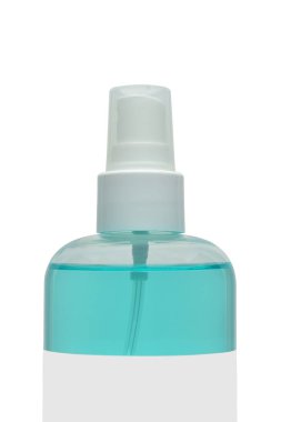 Beyaz arka planda izole edilmiş alkol spreyi şişesi