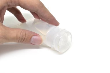 İnsan eli alkol jeli şişesini tutuyor küçük cep.