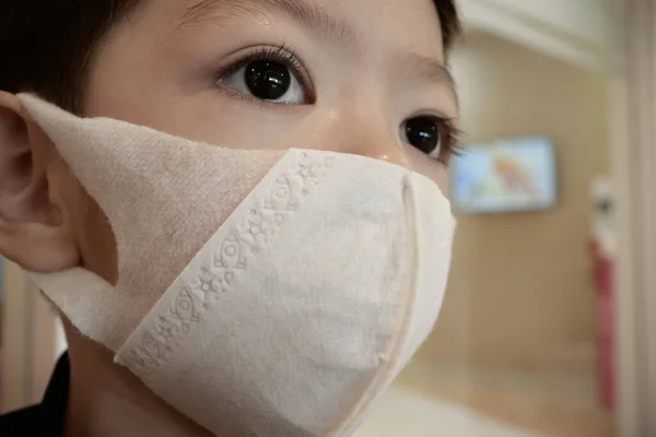 Schattig Kind Dragen Hygiënisch Gezichtsmasker Bescherming Zorg Zelf Tegen Ziekte — Stockfoto
