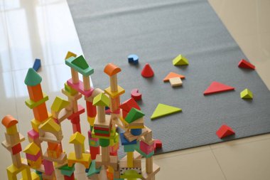 Evde kalıp oyun oynayan çocuklar için renkli tahta blok geometrik oyuncaklar.