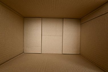 Kahverengi kutunun içinde boş kağıt paketi paketi paketler