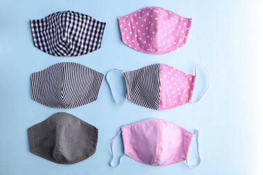 düz dizayn siyah ve pembe renkli moda yüz maskesi kumaştan el yapımı mavi arka plan