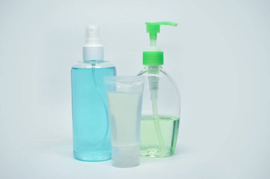 Alkol jeli beyaz arka planda küçük şişe