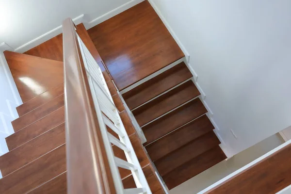 Escalera Madera Marrón Interior Decorado Estilo Moderno Casa Residencial —  Fotos de Stock