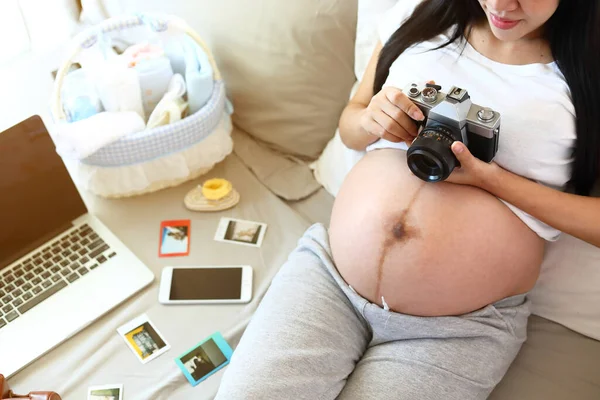 Moeder Nemen Een Foto Met Film Camera Van Zwangerschap Herinneringen — Stockfoto