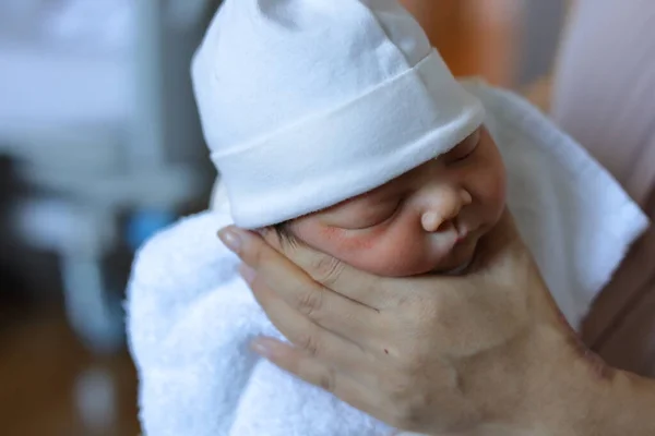 Mother Parenting Mom Using Hand Help Baby Newborn Belch Burping — Stock Photo, Image