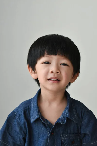 배경에 아시아인 소년의 — 스톡 사진